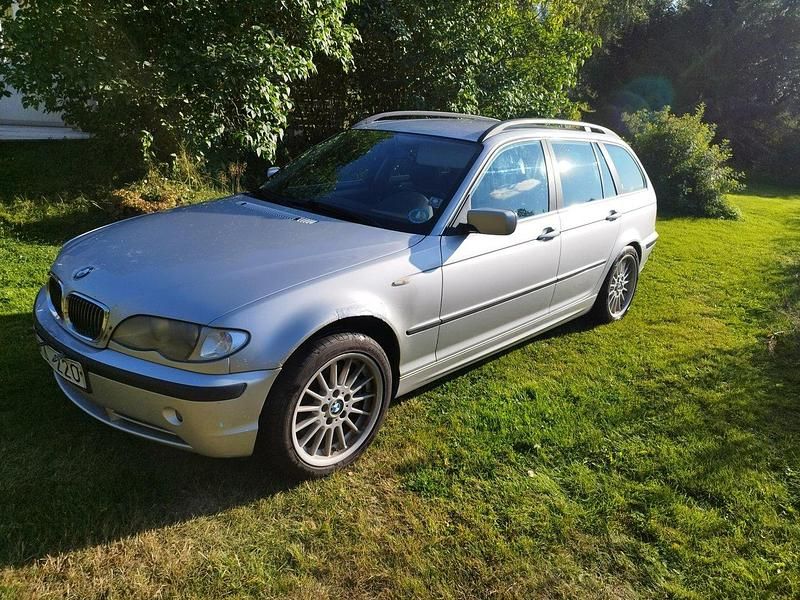Silver Begagnad 2003 BMW 330 Kombi | 37 000 kr - Bild 1/4
