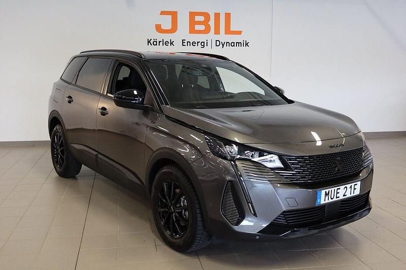 Grå Begagnad 2024 Peugeot 5008 GT Minibuss | 359 900 kr (Marknadspris) - Bild 1/4