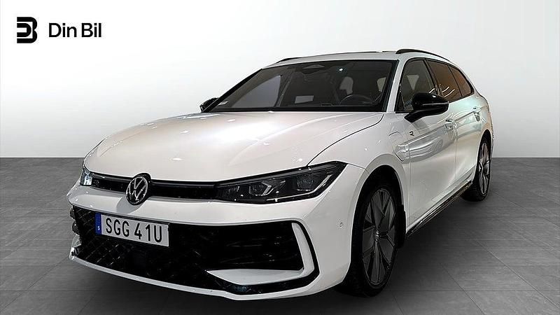 Vit Begagnad 2025 VW Passat R-line Kombi | 484 900 kr - Bild 1/4