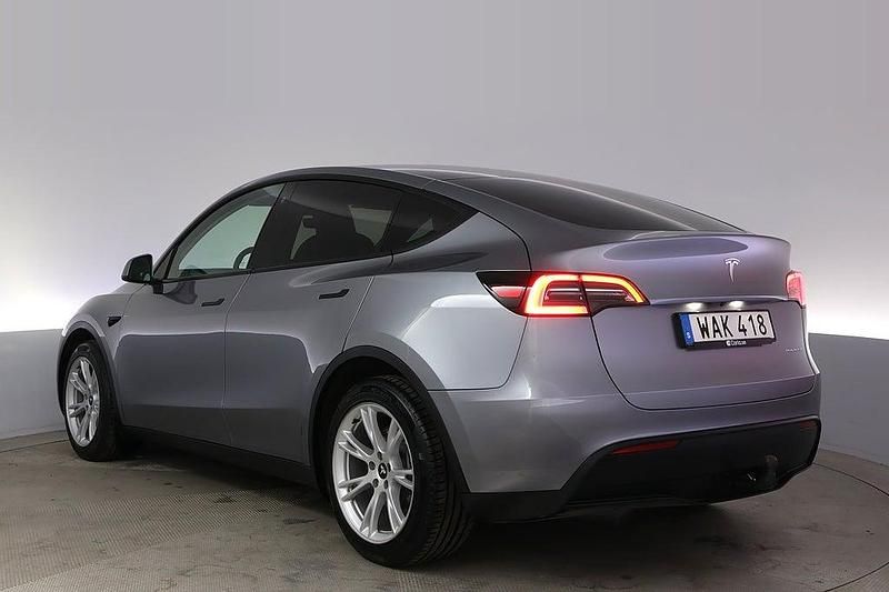 Begagnad Tesla Model Y Long Range AWD 378 kW (514 HK) 2023 Grå SUV