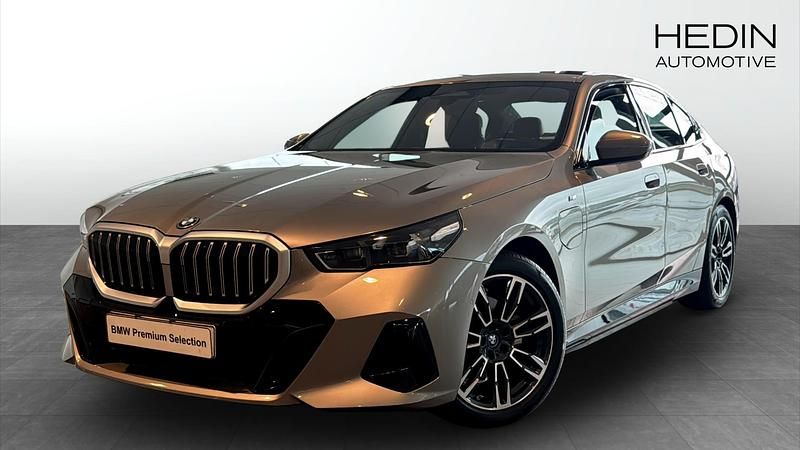 Grå (grey) Begagnad 2025 BMW 530e M Sport Sedan | 598 700 kr (Superpris) - Bild 1/4