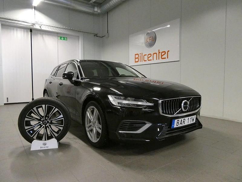 Svart Begagnad 2022 Volvo V60 Kombi | 339 900 kr (Marknadspris) - Bild 1/3