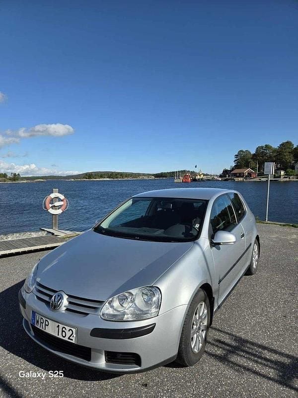 Silver Begagnad 2005 VW Golf IV Halvkombi | 35 000 kr (Bra pris) - Bild 1/4