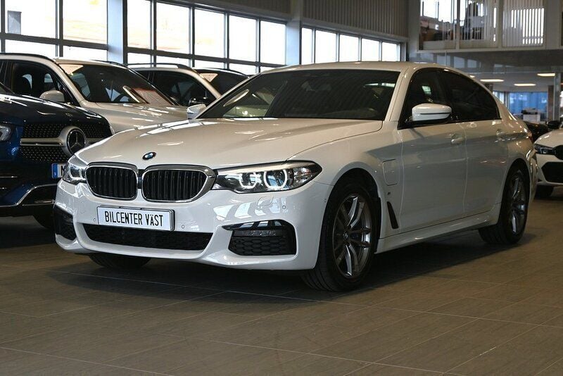 Vit Begagnad 2020 BMW 530e M Sport Sedan | 349 000 kr (Marknadspris) - Bild 1/4