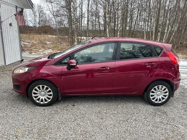 Begagnad Ford Fiesta 80 HK (58 kW) 2013 Metallic Halvkombi