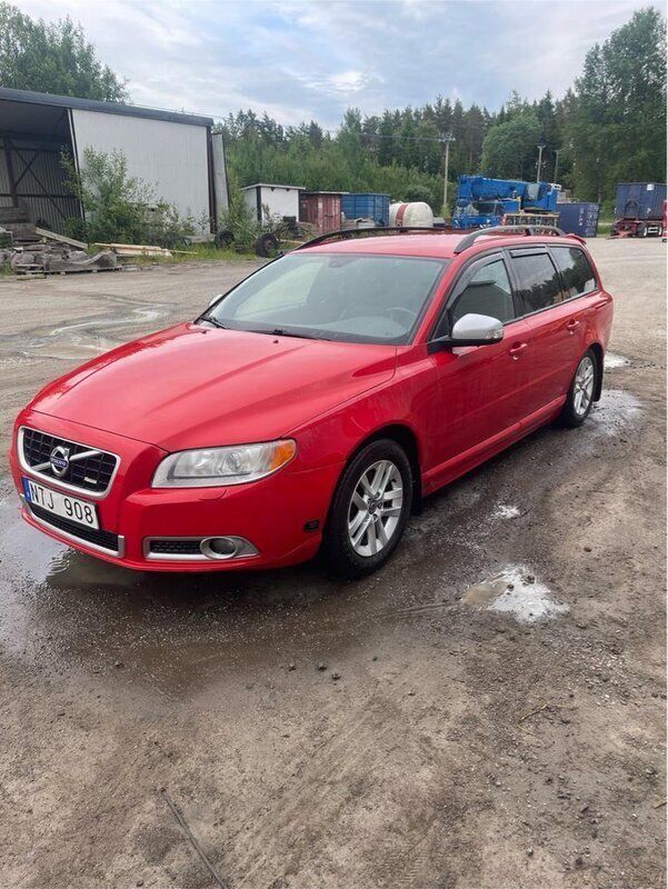 Röd Begagnad 2011 Volvo V70 R-Design Kombi | 40 000 kr - Bild 1/4