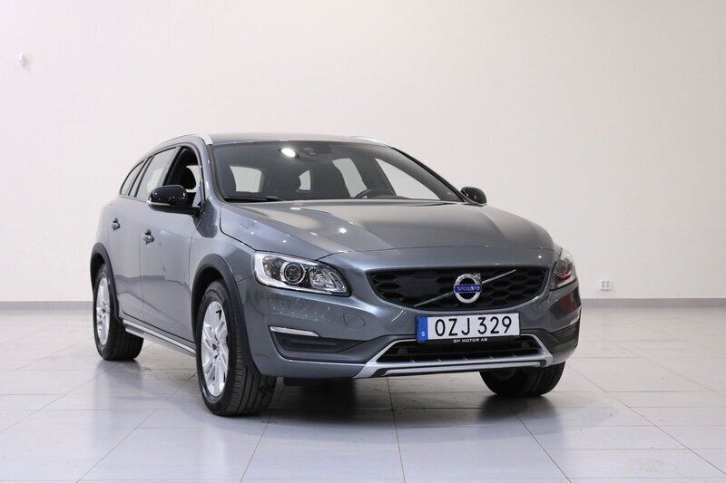 Grå Begagnad 2016 Volvo V60 CC Summum Kombi | 199 900 kr (Bra pris) - Bild 1/4