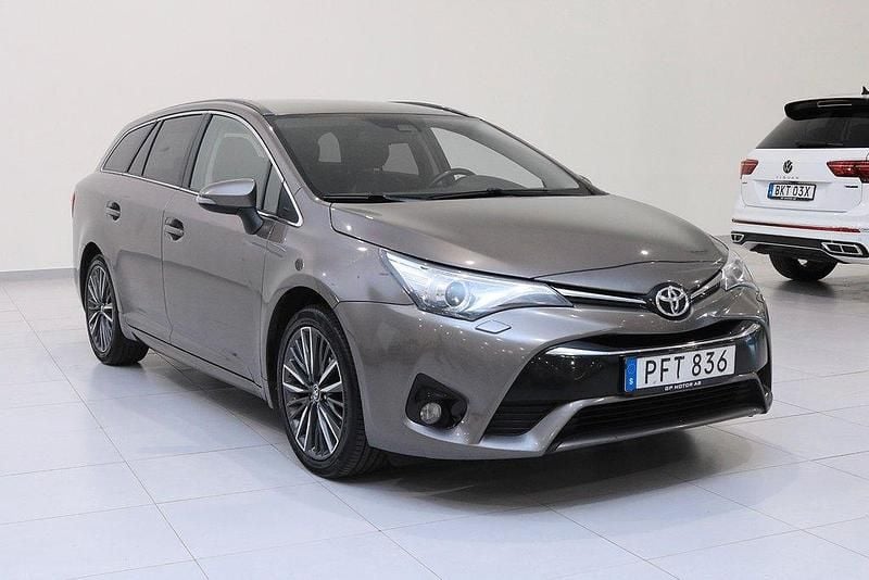Mörkgrå (grå) Begagnad 2016 Toyota Avensis Multidrive S Kombi | 124 900 kr (Marknadspris) - Bild 1/4