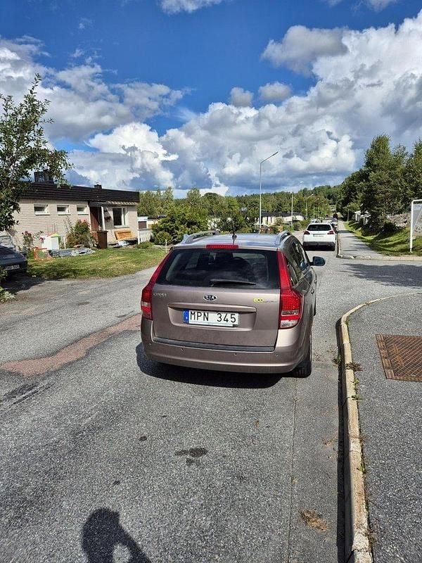 Grå Begagnad 2010 Kia Ceed Sportswagon 4 Kombi | 25 000 kr (Bra pris) - Bild 1/4