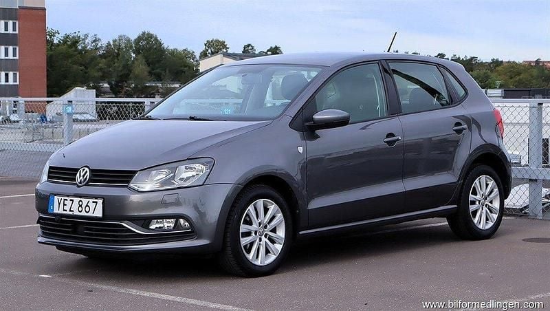 Grå samma som bilen Begagnad 2016 VW Polo S Halvkombi | 79 900 kr (Superpris) - Bild 1/4