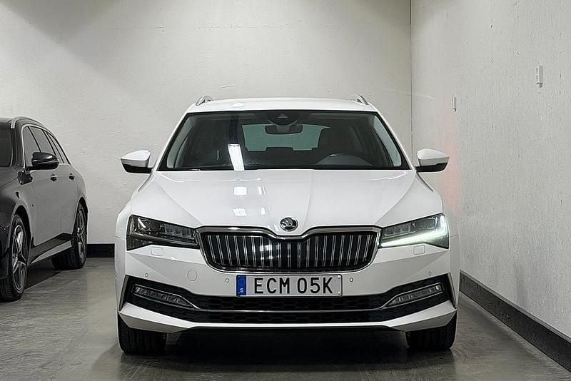 Begagnad Skoda Superb Business Line 218 HK (160 kW) 2020 Vit Kombi