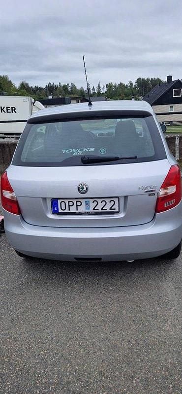 Grå Begagnad 2009 Skoda Fabia Ambiente Halvkombi | 18 000 kr (Superpris) - Bild 1/4