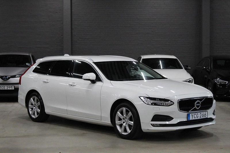 Vit (vit metallic) Begagnad 2018 Volvo V90 Momentum Kombi | 199 900 kr (Marknadspris) - Bild 1/4