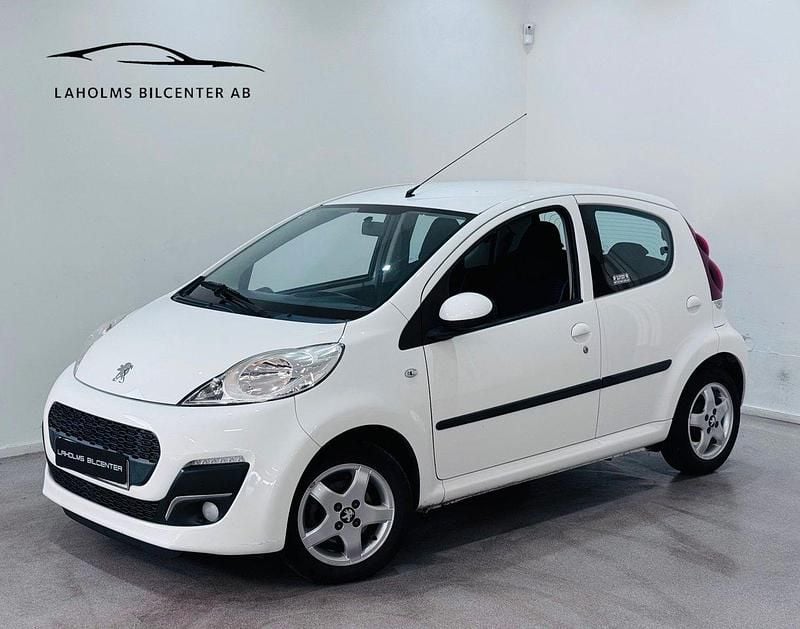 Vit Begagnad 2013 Peugeot 107 Halvkombi | 54 900 kr (Marknadspris) - Bild 1/4