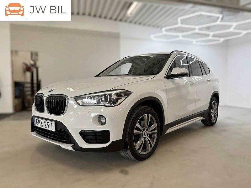 Vit Begagnad 2018 BMW X1 Sport Line SUV | 178 900 kr (Bra pris) - Bild 1/4