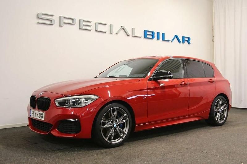 Röd Begagnad 2016 BMW M140 M Sport Halvkombi | 369 000 kr (Marknadspris) - Bild 1/4