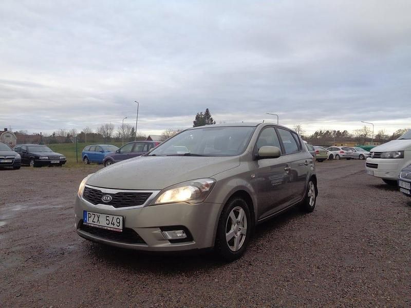 Silver Begagnad 2010 Kia Ceed EX Halvkombi | 29 000 kr (Bra pris) - Bild 1/4
