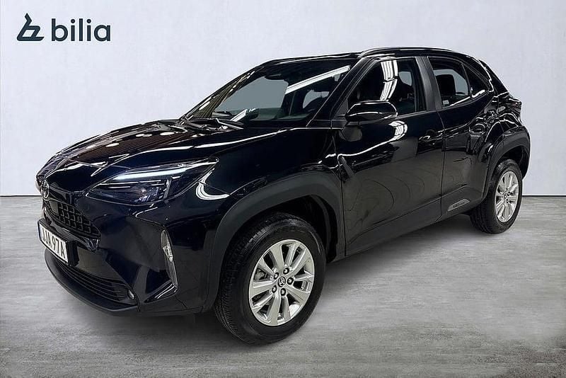 Svart Begagnad 2024 Toyota Yaris Cross Active SUV | 289 900 kr (Marknadspris) - Bild 1/3