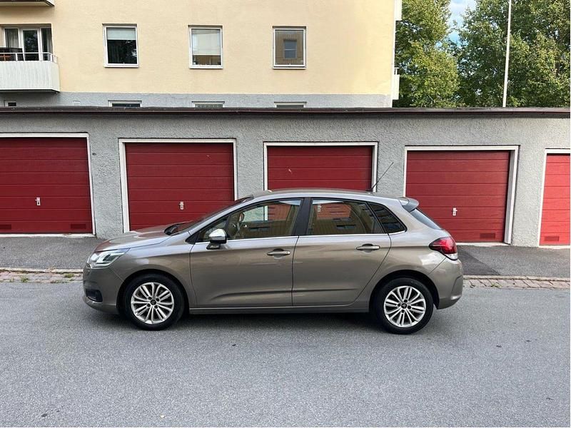 Grå Begagnad 2016 Citroën C4 Halvkombi | 64 000 kr (Bra pris) - Bild 1/4