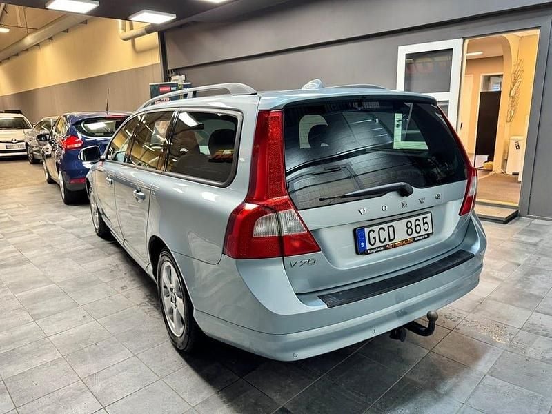 Begagnad Volvo V70 Momentum 163 HK (119 kW) 2007 Ljusblå Kombi