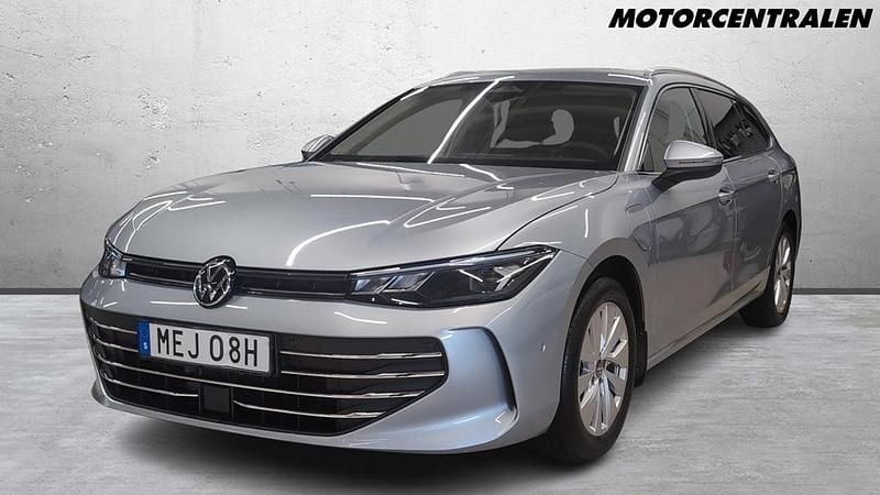 Silver Begagnad 2024 VW Passat Kombi | 489 000 kr (Lite dyr) - Bild 1/3