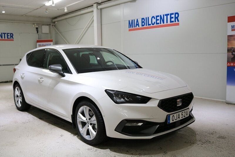 Vit Begagnad 2023 Seat Leon FR Halvkombi | 238 998 kr (Lite dyr) - Bild 1/3