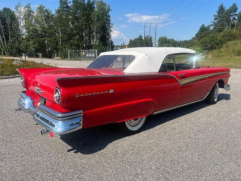 Begagnad Ford Fairlane 247 HK (181 kW) 1957 Röd Cab