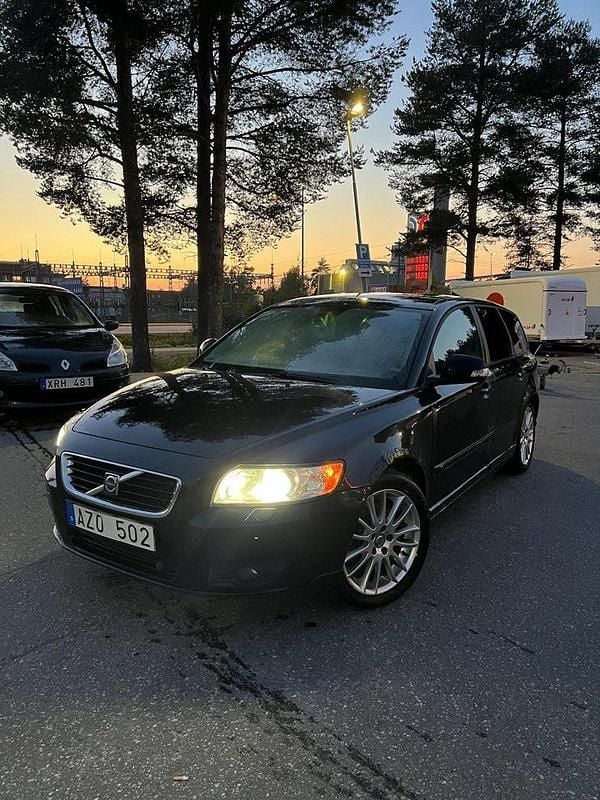 Svart Begagnad 2010 Volvo V50 Kombi | 35 000 kr (Bra pris) - Bild 1/4