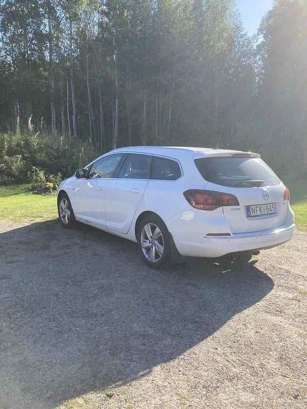 Vit Begagnad 2013 Opel Astra Sport Kombi | 40 000 kr (Marknadspris) - Bild 1/4