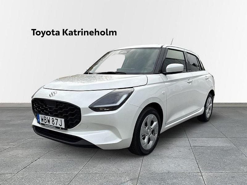 Vit Begagnad 2024 Suzuki Swift Halvkombi | 241 800 kr (Marknadspris) - Bild 1/4