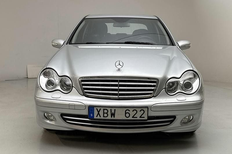 Begagnad Mercedes C180 Sport Edition 143 HK (105 kW) 2005 Silver