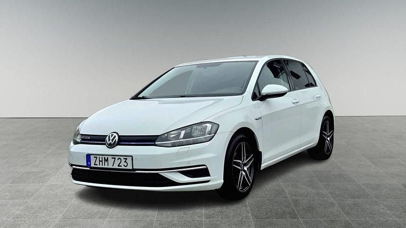 Vit Begagnad 2018 VW Golf VII Halvkombi | 109 900 kr (Bra pris) - Bild 1/4