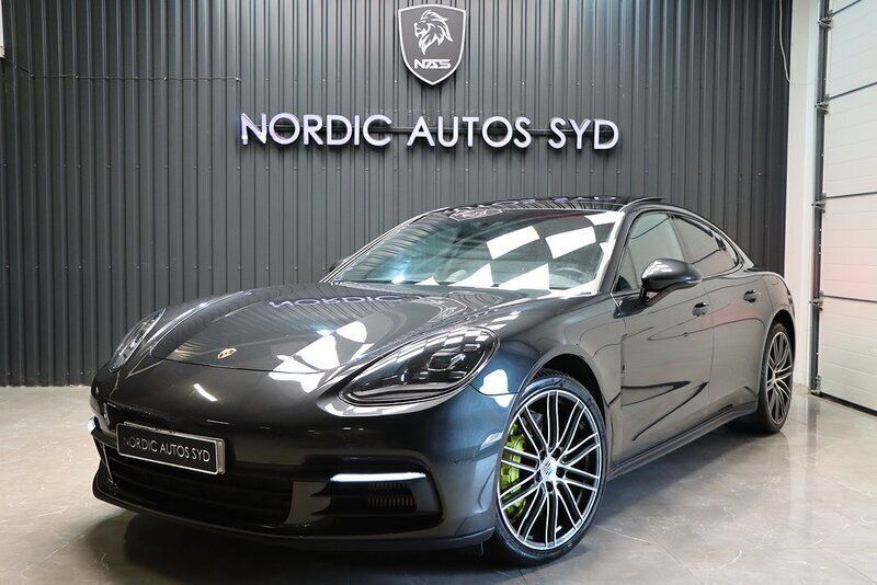 Grå Begagnad 2018 Porsche Panamera 4 Sport Sedan | 649 900 kr (Marknadspris) - Bild 1/4
