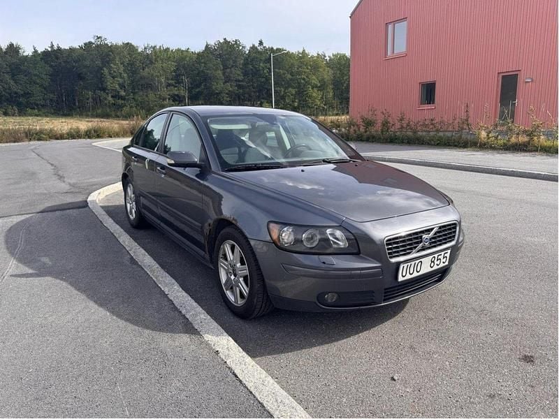 Grå Begagnad 2004 Volvo S40 Sedan | 18 900 kr (Lite dyr) - Bild 1/4