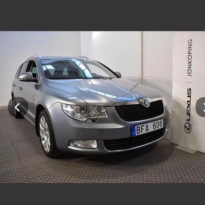 Silver Begagnad 2011 Skoda Superb Elegance Kombi | 57 000 kr (Bra pris) - Bild 1/4