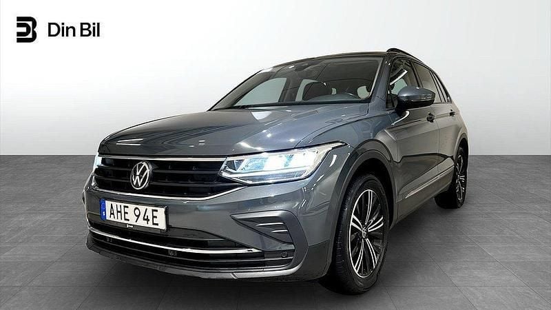 Grå (dolphin grey metallic) Begagnad 2022 VW Tiguan SUV | 304 900 kr (Marknadspris) - Bild 1/4