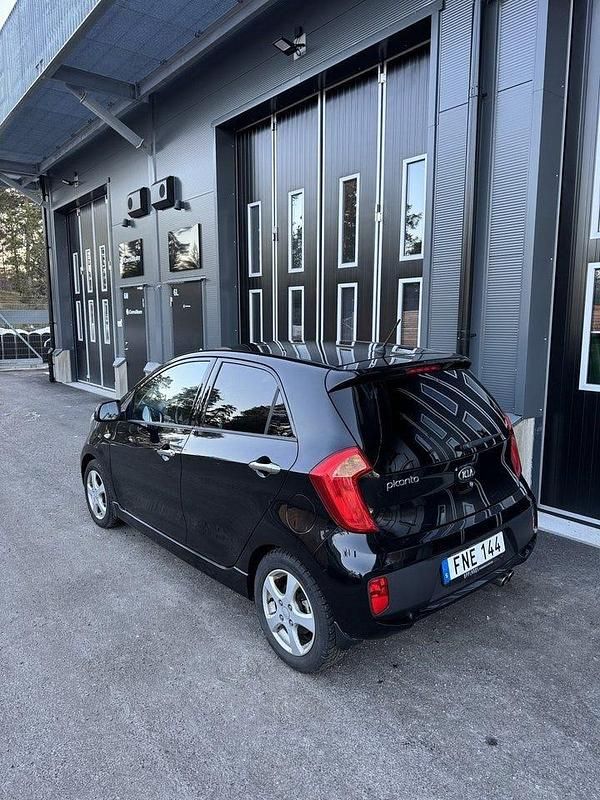 Begagnad Kia Picanto 69 HK (50 kW) 2014 Svart Halvkombi
