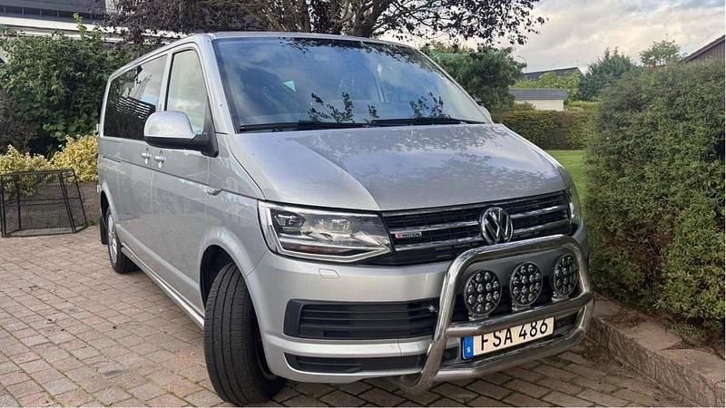 Silver Begagnad 2017 VW Caravelle Comfortline Minibuss | 275 000 kr (Marknadspris) - Bild 1/4