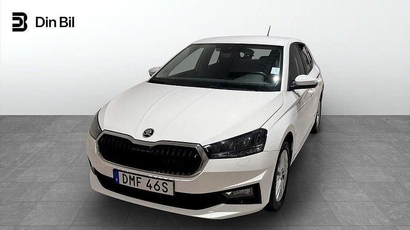 Vit (candy white) Begagnad 2022 Skoda Fabia Style Halvkombi | 193 900 kr (Marknadspris) - Bild 1/4