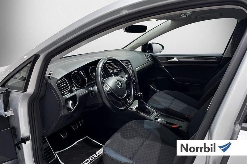 Begagnad VW Golf VII IQ Drive 116 HK (85 kW) 2019 Silver Kombi