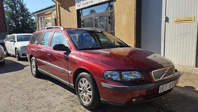 Mörkröd Begagnad 2003 Volvo V70 Business Edition Kombi | 29 900 kr (Marknadspris) - Bild 1/4