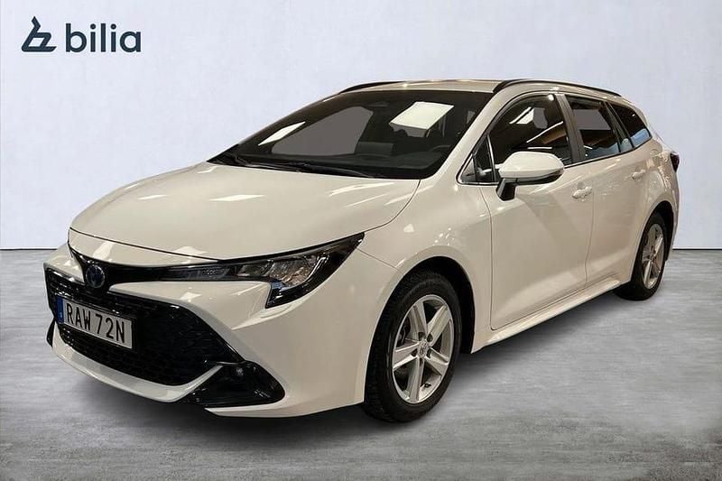 Vit Begagnad 2023 Toyota Corolla Active Kombi | 299 900 kr (Marknadspris) - Bild 1/3
