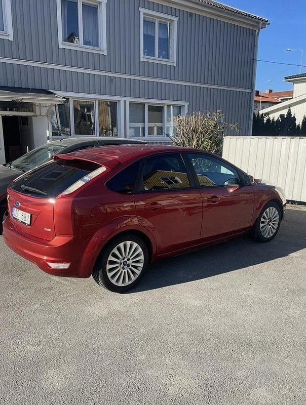 Orange Begagnad 2010 Ford Focus Titanium Halvkombi | 32 500 kr (Marknadspris) - Bild 1/3