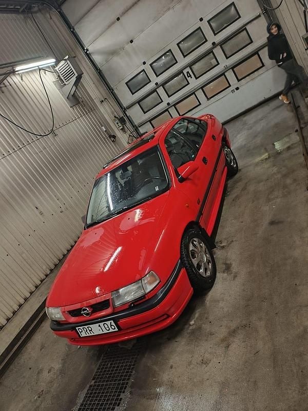 Begagnad 1993 Opel Vectra Sedan | 31 990 kr - Bild 1/4