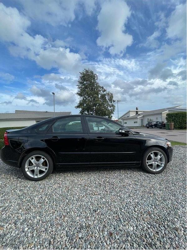 Svart Begagnad 2010 Volvo S40 Summum Sedan | 59 500 kr (Marknadspris) - Bild 1/4
