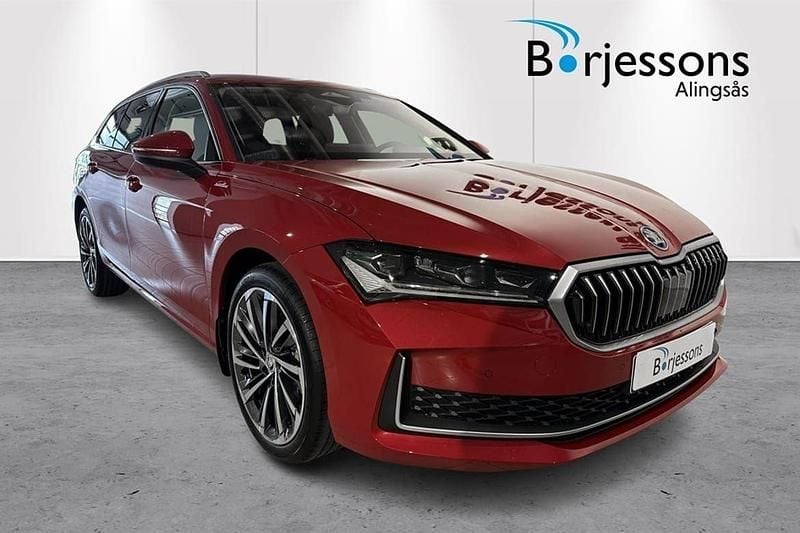 Röd Begagnad 2024 Skoda Superb LAURIN & KLEMENT Kombi | 499 900 kr (Dyr) - Bild 1/4