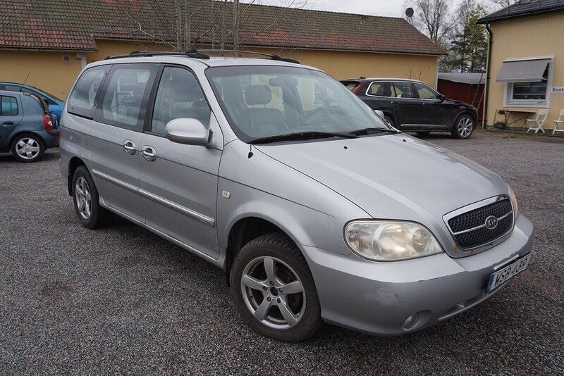 Grå Begagnad 2005 Kia Carnival 2 Minibuss | 39 900 kr - Bild 1/4