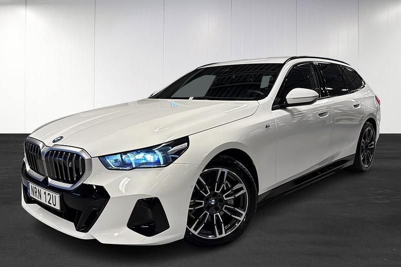 Vit Begagnad 2024 BMW i5 M Sport Kombi | 649 900 kr (Superpris) - Bild 1/4