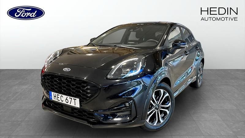 Svart (black) Begagnad 2022 Ford Puma ST-Line SUV | 229 900 kr (Bra pris) - Bild 1/4