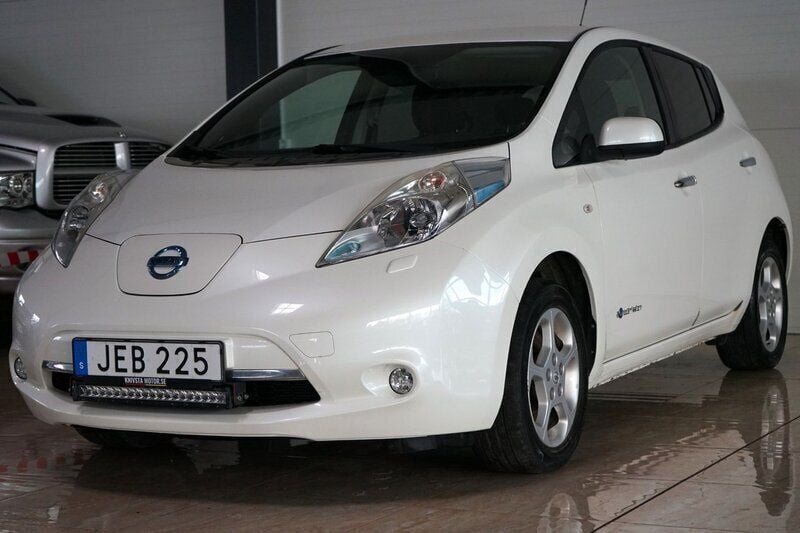 Vit Begagnad 2015 Nissan Leaf Halvkombi | 64 500 kr (Bra pris) - Bild 1/4